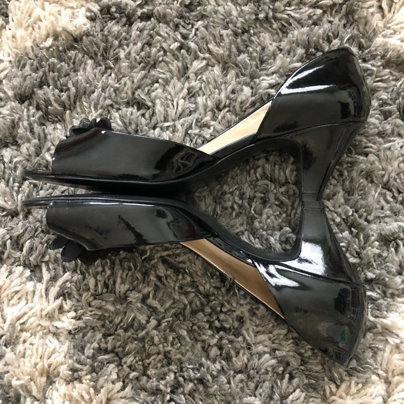 Bandolino Black Patent Leather with Flower Peep Toe Heel. Size 9.5 - Picture 4 of 9